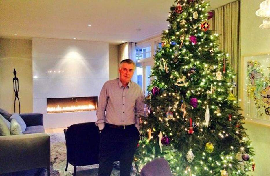 Carlo Ancelotti accanto al gigantesco albero di Natale di casa sua. Gigantesco come le imprese che sta facendo al Real Madrid